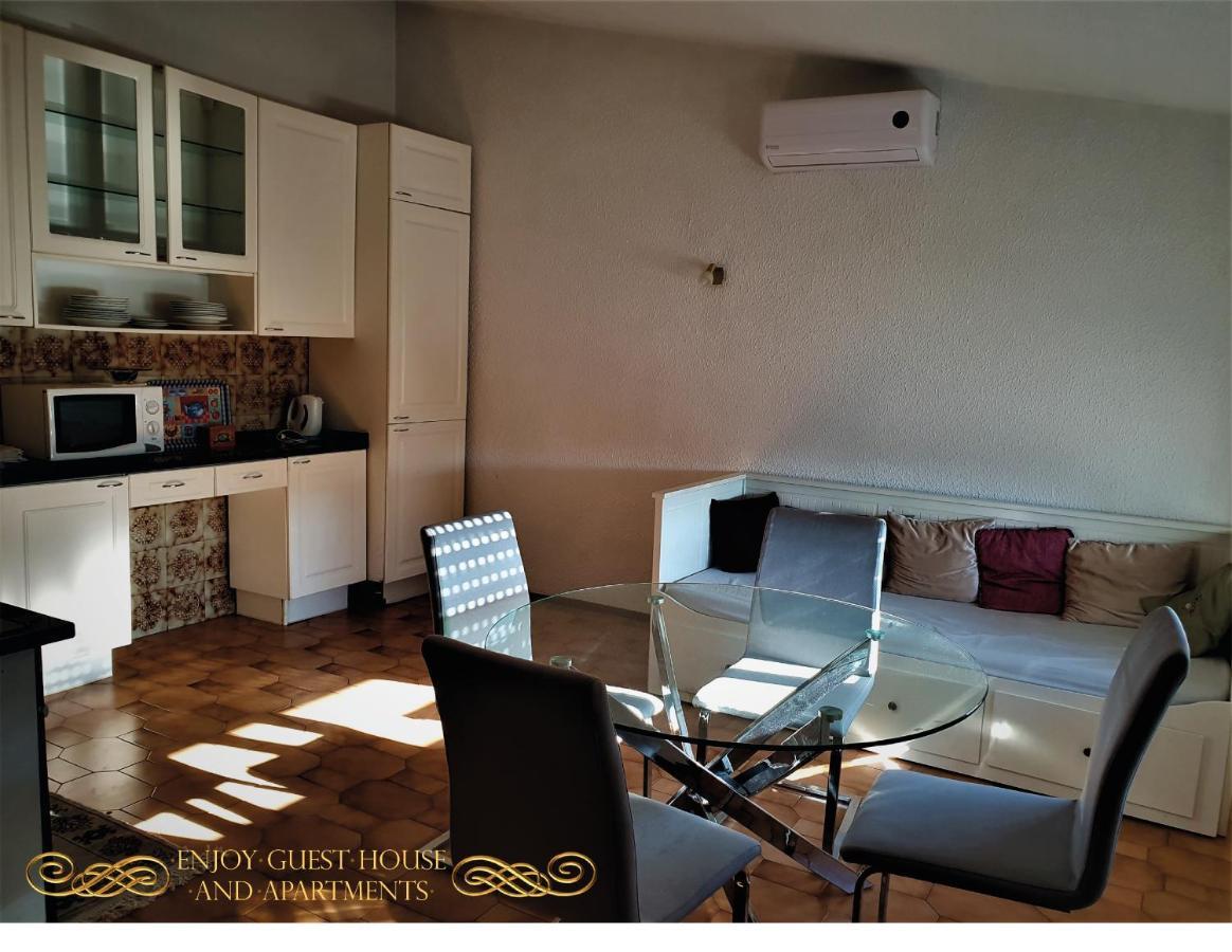 Enjoy Guest House Gmr กิมาไรส์ ภายนอก รูปภาพ